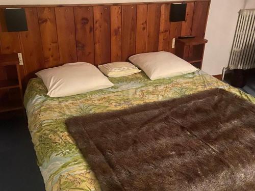 - un lit avec 2 oreillers et une couverture brune dans l'établissement Studio - 3 Pers - Centre de Val d'Isère - Pied des Pistes - WIFI & TV - Cuisine équipée - FR-1-519-38, à Val dʼIsère