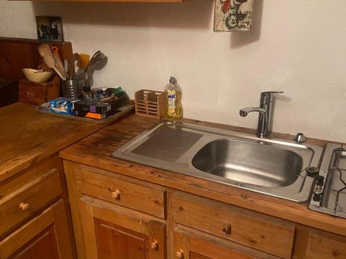 un comptoir de cuisine avec un évier en acier inoxydable dans l'établissement Studio - 3 Pers - Centre de Val d'Isère - Pied des Pistes - WIFI & TV - Cuisine équipée - FR-1-519-38, à Val dʼIsère