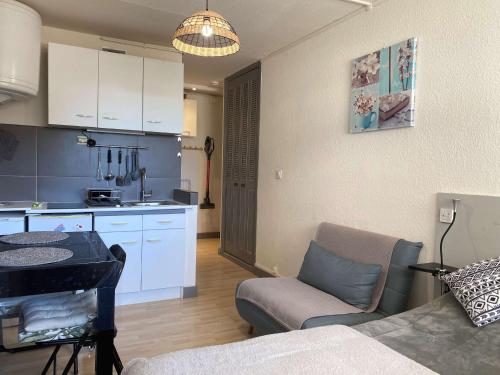 - une cuisine avec un canapé et une table dans une chambre dans l'établissement Studio confort avec climatisation et wifi à Balaruc-les-Bains - FR-1-553-278, à Balaruc-les-Bains