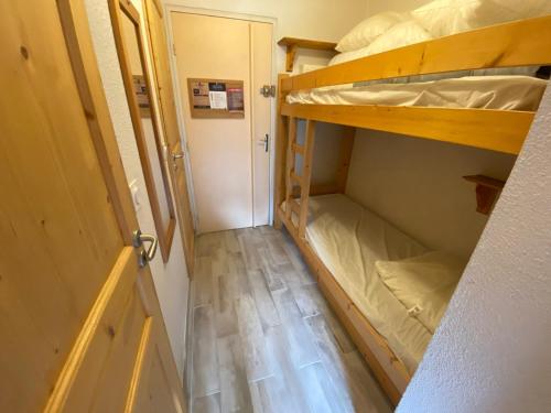 Cette petite chambre comprend 2 lits superposés et un couloir. dans l'établissement Studio calme avec PARKING à 1 km du centre de Châtel - FR-1-693-113, à Châtel