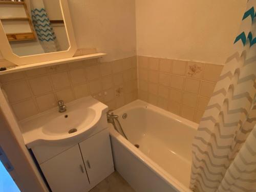 une salle de bain avec un lavabo et une baignoire dans l'établissement Studio calme avec PARKING à 1 km du centre de Châtel - FR-1-693-113, à Châtel