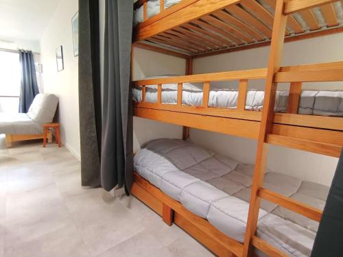 une chambre avec deux lits superposés dans l'établissement Studio cosy pour 4 avec balcon et parking à Saint-Lary-Soulan - FR-1-457-360, à Saint-Lary-Soulan