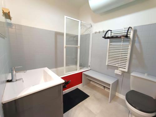 une salle de bain avec un lavabo blanc et des toilettes dans l'établissement Studio cosy pour 4 avec balcon et parking à Saint-Lary-Soulan - FR-1-457-360, à Saint-Lary-Soulan