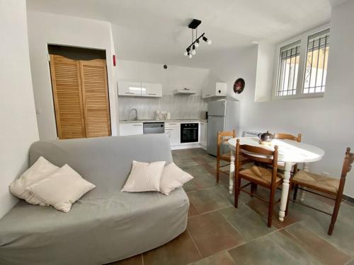 un salon avec un canapé et une table dans l'établissement T2 charmant à Cambo-les-Bains, proche Thermes, WIFI, 2 couchages - FR-1-495-146, à Cambo-les-Bains