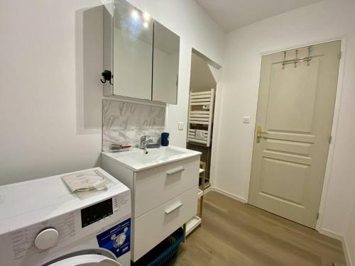a white kitchen with a sink and a washing machine at T2 charmant à Cambo-les-Bains, proche Thermes, WIFI, 2 couchages - FR-1-495-146 in Cambo-les-Bains