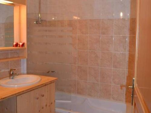 une salle de bain avec un lavabo et une douche dans l'établissement Appartement 6 pers, proche pistes & navette, parking - FR-1-467-144, au Grand-Bornand