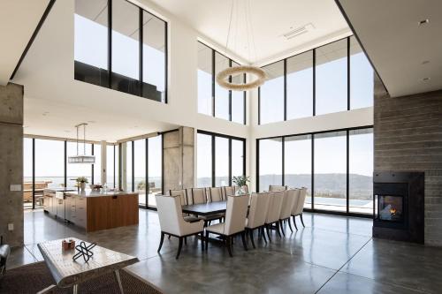 Posezení v ubytování Belleza by AvantStay Hilltop Mansion w Pool Panoramic Views Ultra Modern Interior