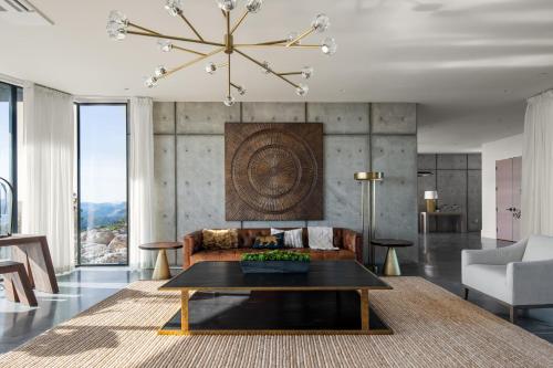Posezení v ubytování Belleza by AvantStay Hilltop Mansion w Pool Panoramic Views Ultra Modern Interior