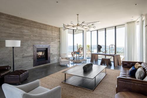 Posezení v ubytování Belleza by AvantStay Hilltop Mansion w Pool Panoramic Views Ultra Modern Interior