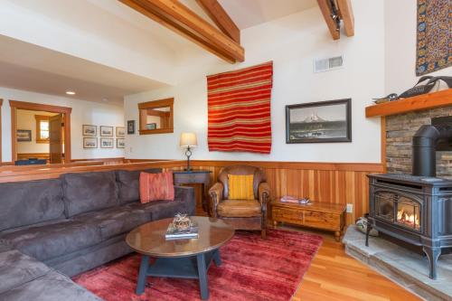 Ein Sitzbereich in der Unterkunft Goss Lake Chalet by AvantStay Lakefront w Dock Fire Pit Outdoor Dining Area