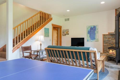 eine blaue Tischtennisplatte im Wohnzimmer in der Unterkunft Goss Lake Chalet by AvantStay Lakefront w Dock Fire Pit Outdoor Dining Area in Langley