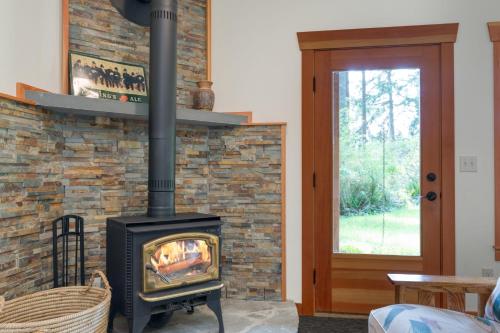 Galeriebild der Unterkunft Goss Lake Chalet by AvantStay Lakefront w Dock Fire Pit Outdoor Dining Area in Langley