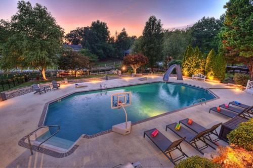 an overhead view of a swimming pool with patio furniture and a sunset at Sip Sip Away by AvantStay Pool Hot Tub in Westport