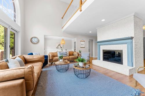 Ruang duduk di Shoreway Cove by AvantStay Waterfront Pool Dock
