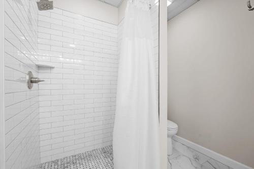 Bilik mandi di Shoreway Cove by AvantStay Waterfront Pool Dock