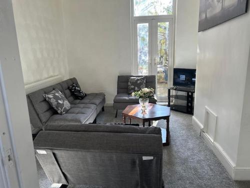 Telewizja i/lub zestaw kina domowego w obiekcie Spacious Grimsby Contractor Friendly Home Sleeps 12 and Free Parking