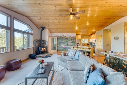 a living room with a couch and a fireplace at Golden Summit by AvantStay Stunning Secluded Cabin w Access to Tahoe Donner in Truckee