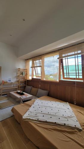 Postel nebo postele na pokoji v ubytování Hue House Stay Gần Aeon Mall Huế