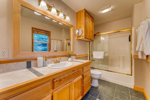 Koupelna v ubytování Golden Summit by AvantStay Stunning Secluded Cabin w Access to Tahoe Donner