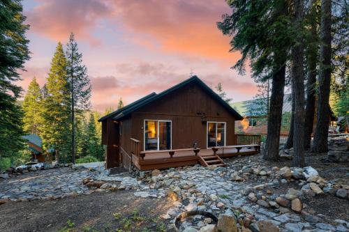 a small cabin in the woods with a fire sidx sidx sidx at Golden Summit by AvantStay Stunning Secluded Cabin w Access to Tahoe Donner in Truckee