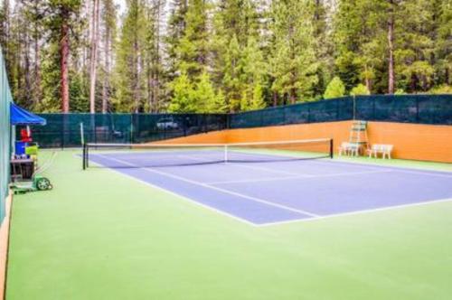 a tennis court with a tennis net on it at Golden Summit by AvantStay Stunning Secluded Cabin w Access to Tahoe Donner in Truckee
