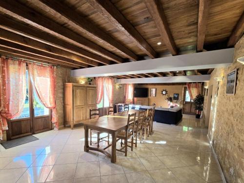 une cuisine et une salle à manger avec une table et des chaises dans l'établissement Maison de campagne spacieuse près de Sarlat, idéale pour familles et amis, grand jardin et activités. - FR-1-616-208, à Calviac