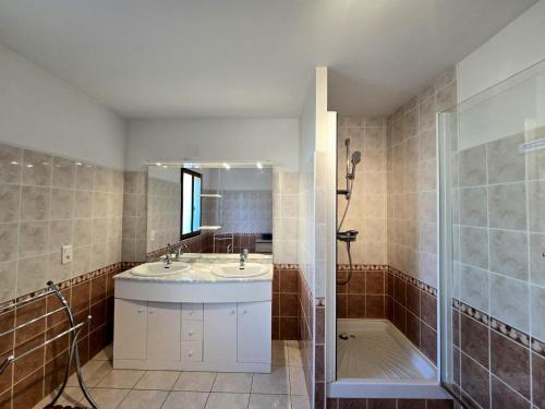 Ένα μπάνιο στο Maison de campagne spacieuse près de Sarlat, idéale pour familles et amis, grand jardin et activités. - FR-1-616-208