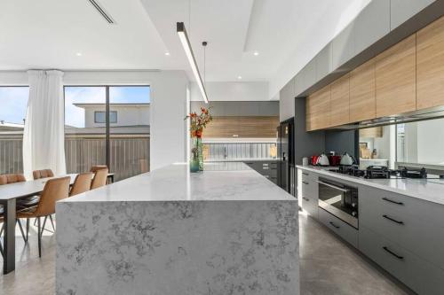 Dapur atau dapur kecil di Spacious and Luxury House at Taylor