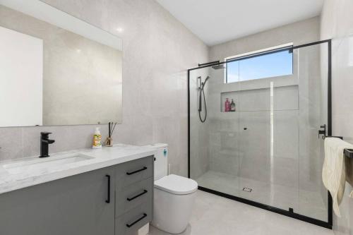Bilik mandi di Spacious and Luxury House at Taylor