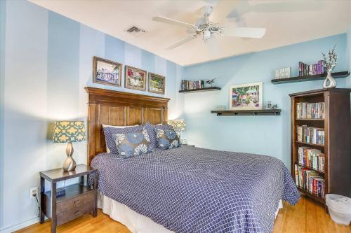 Postel nebo postele na pokoji v ubytování Shipyard Treasure by AvantStay Communal Pool Gated Community Great Location Week Long Stays