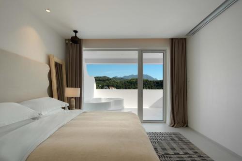 a bedroom with a bed and a window with a view at Miyue Shenzhen Blue and White Holy Island Cliff Pool Hotel in Shenzhen
