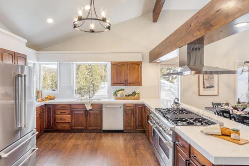 Gallery image of Explorer by AvantStay Close to Slopes Game Room Guest Suite Hot Tub in Alpine Meadows