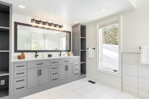 Gallery image of Explorer by AvantStay Close to Slopes Game Room Guest Suite Hot Tub in Alpine Meadows