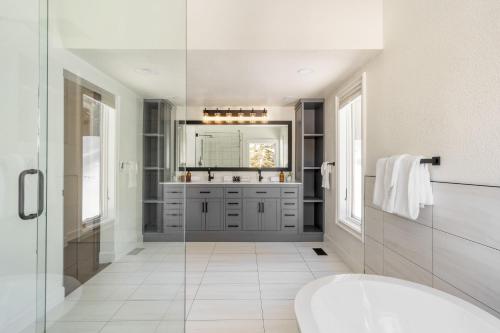 Gallery image of Explorer by AvantStay Close to Slopes Game Room Guest Suite Hot Tub in Alpine Meadows