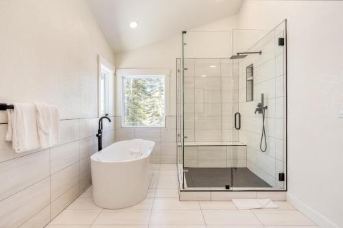Gallery image of Explorer by AvantStay Close to Slopes Game Room Guest Suite Hot Tub in Alpine Meadows