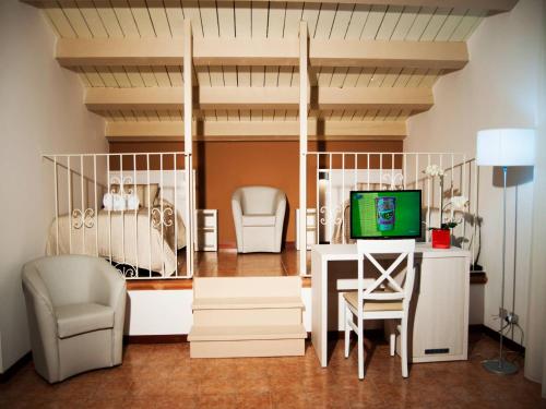a room with a bedroom with a desk and a television at Torre di Renda in Piazza Armerina
