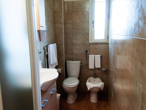a small bathroom with a toilet and a sink at Torre di Renda in Piazza Armerina