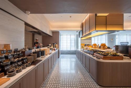 un restaurante con cocina preparada por un chef en Atour Hotel Guangzhou Baiyun Guanghuayi Road, en Guangzhou