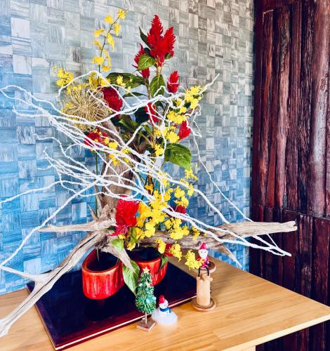 a vase filled with flowers on top of a table at Private Villa ietona in Fujikawaguchiko