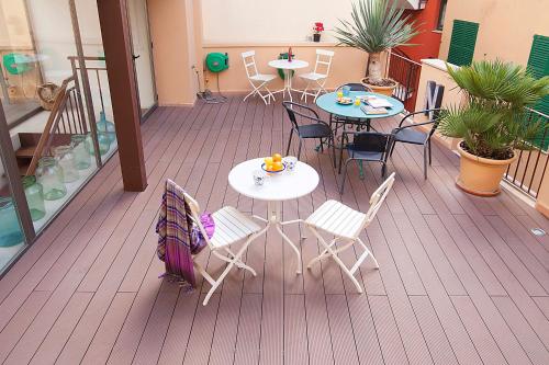 a patio with tables and chairs on a balcony at Can Blau Homes Turismo de Interior in Palma de Mallorca