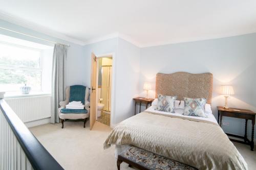 1 dormitorio con 1 cama, 1 silla y 1 ventana en Milburn Cottage en Bellingham