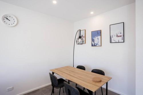 Imagen de la galería de Stylish 3 BR Townhouse at Moncrieff Close To Playground, en Hall
