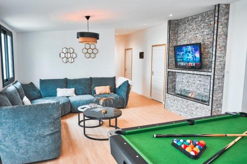 TV a/nebo společenská místnost v ubytování Villa Estelle au cœur des hauts - Vue mer et montagne - Jacuzzi, Ping-pong et Billard