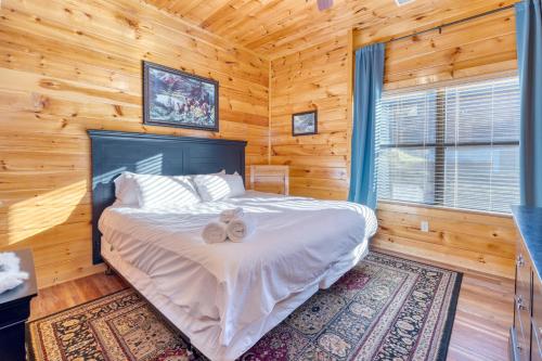 Кровать или кровати в номере Bear Cove by AvantStay Hot Tub Pool Table