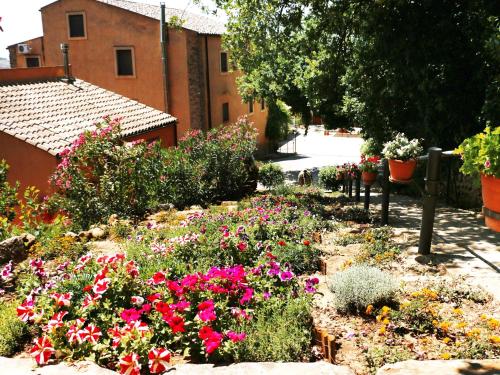 a garden with colorful flowers in a yard at Torre di Renda in Piazza Armerina