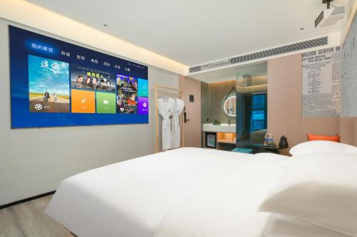 Voodi või voodid majutusasutuse Lan Wan Hotel - One Free Cockt-ail Per Room--Airport Pick-up Service toas