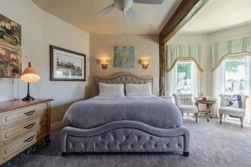 a bedroom with a bed and a table and chairs at Wilson Creek Manor By AvantStay Sleeps 10 Amazing Estate w Pool Game Room in Sage