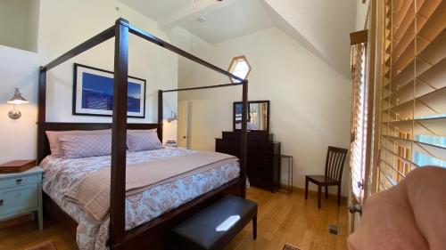 Postel nebo postele na pokoji v ubytování Woodside Getaway by AvantStay Character Home Close To Park City Resort w Hot Tub