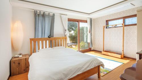 Postel nebo postele na pokoji v ubytování Jeju Bricknine Masion