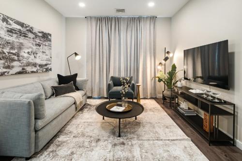 纽黑文Luxury Furnished Apartments by Hyatus Downtown at Yale的带沙发和电视的客厅